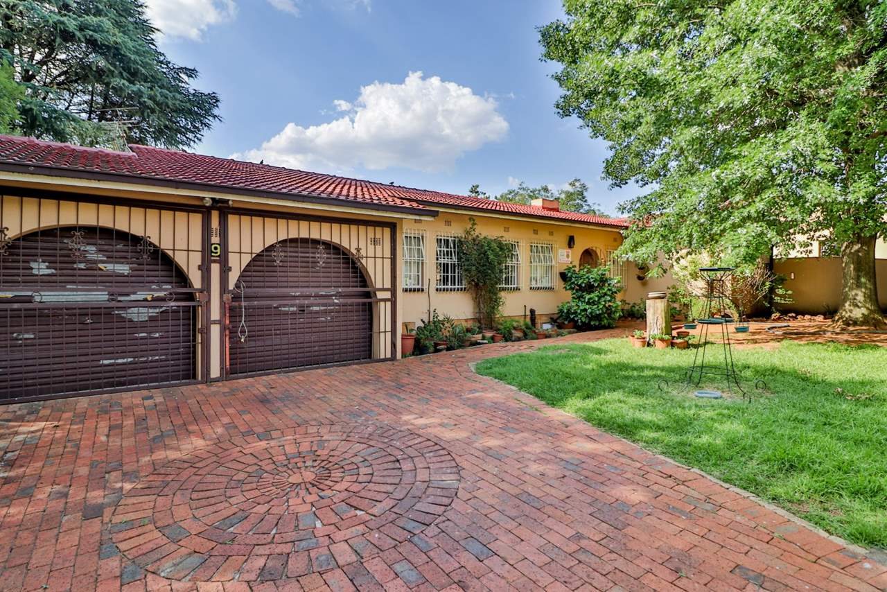 3 Bedroom House For Sale in Brackendowns Rosie Viljoen Real Estate