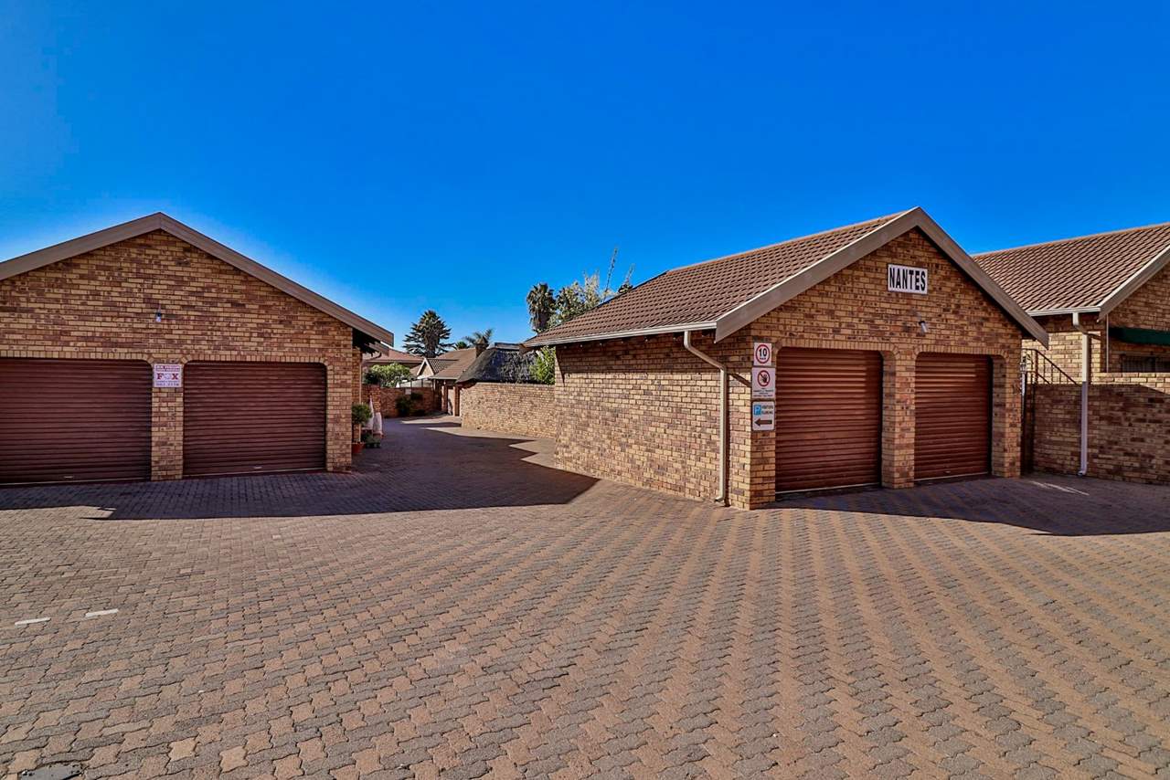 3 Bedroom Townhouse For Sale in New Redruth Rosie Viljoen Real Estate
