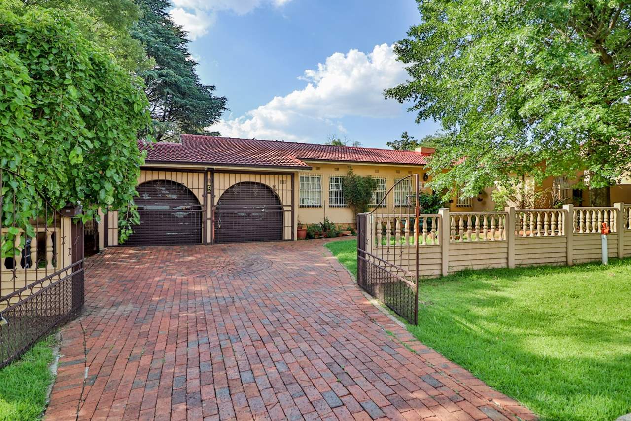 3 Bedroom House For Sale in Brackendowns Rosie Viljoen Real Estate