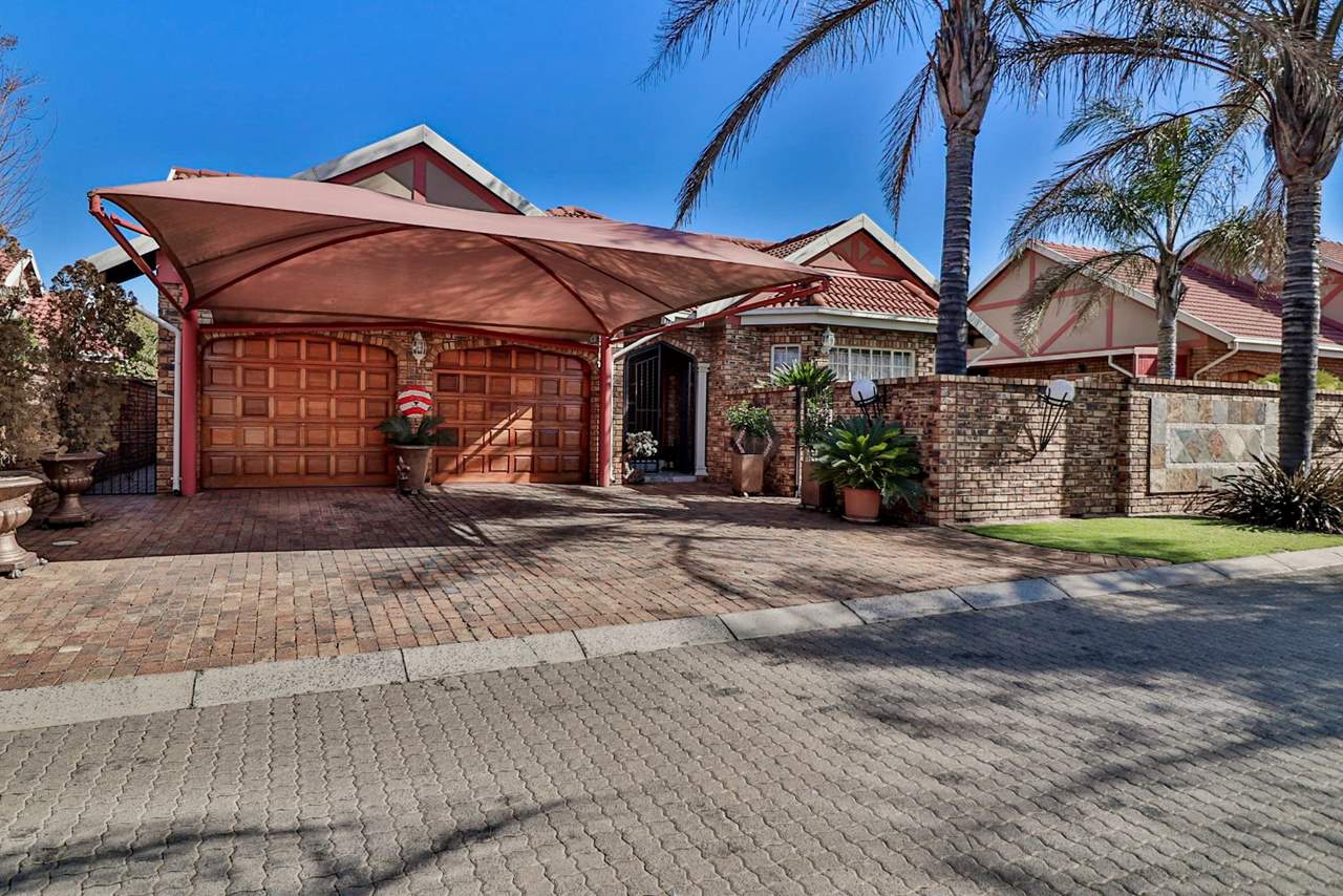 3 Bedroom Cluster For Sale in New Market Park Rosie Viljoen Real Estate