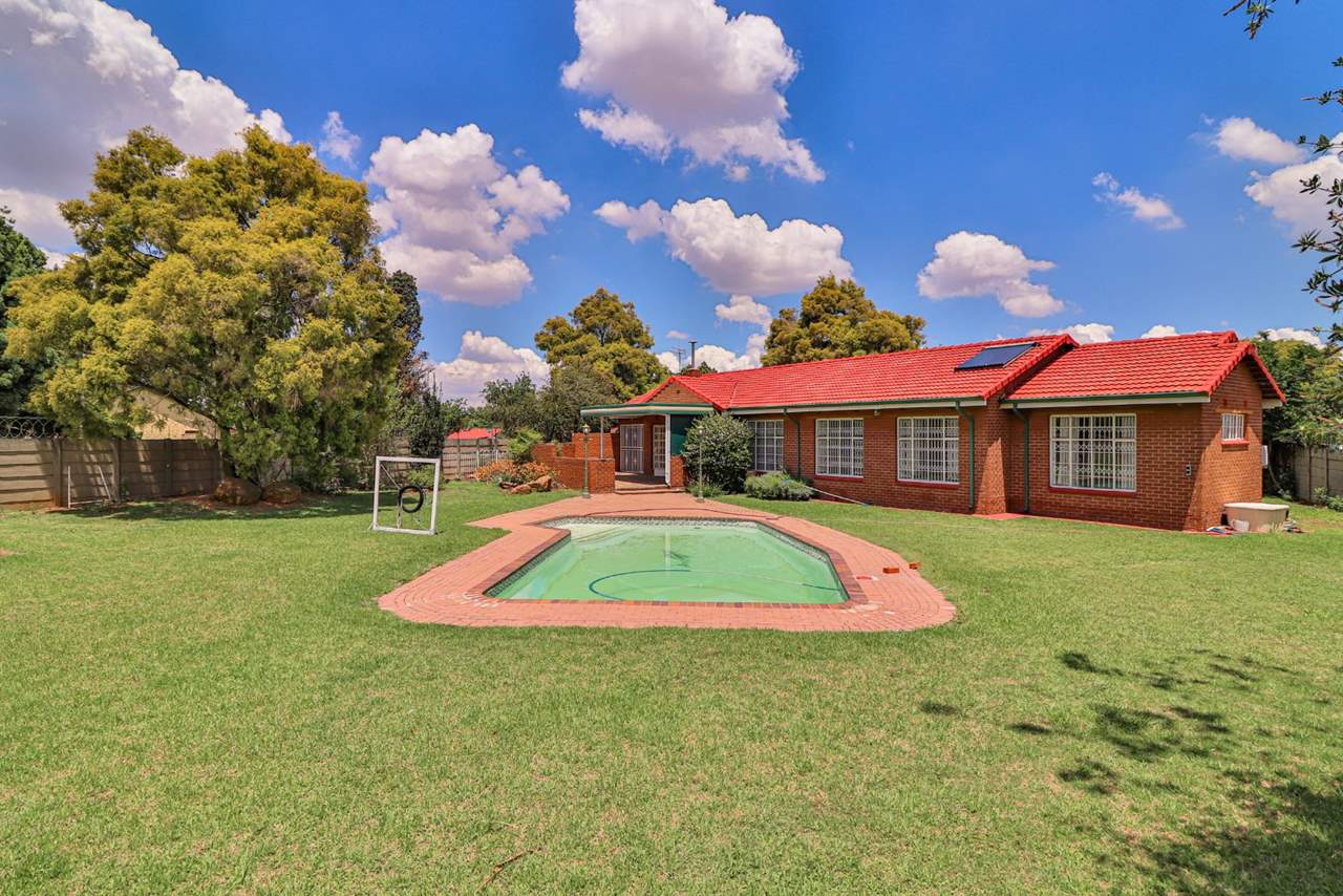 4 Bedroom House For Sale in Brackenhurst Rosie Viljoen Real Estate