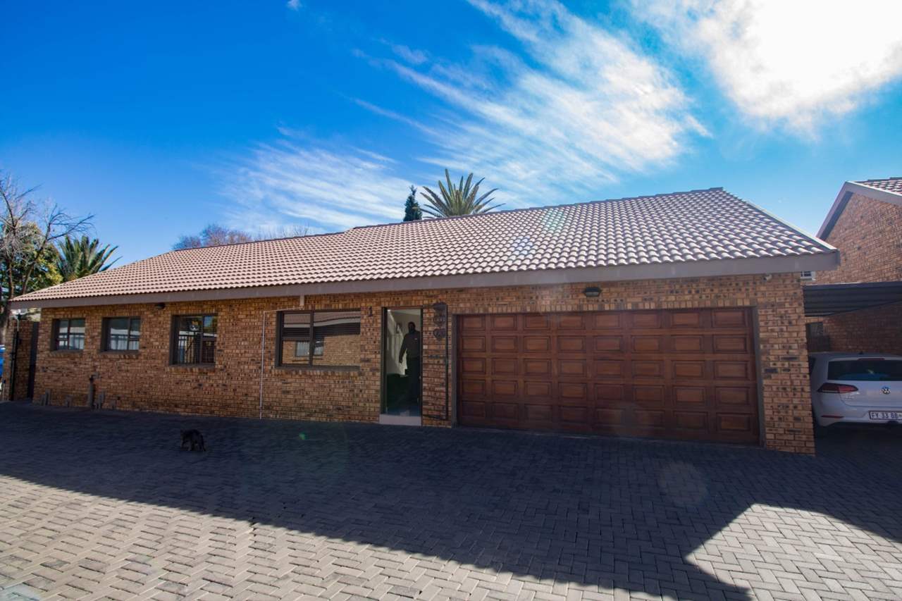 3 Bedroom Cluster For Sale in New Redruth Rosie Viljoen Real Estate
