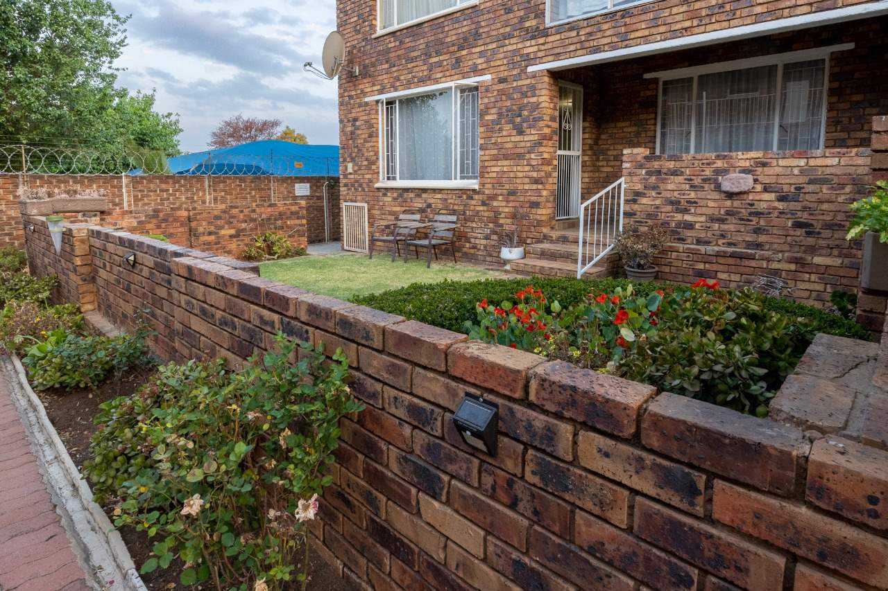 2 Bedroom Apartment For Sale in New Redruth Rosie Viljoen Real Estate