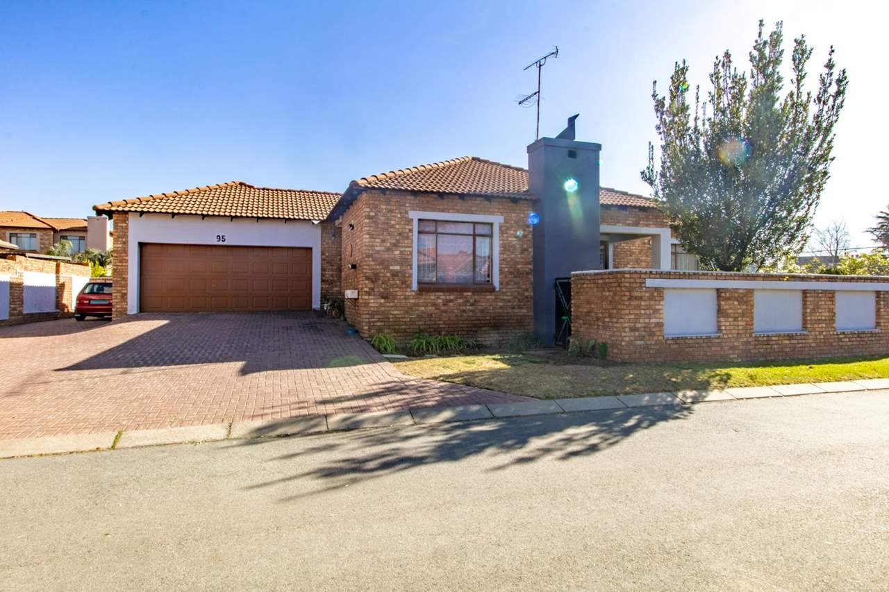 3 Bedroom Cluster For Sale in New Market Park Rosie Viljoen Real Estate