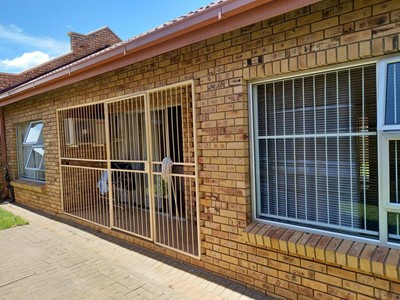 Townhouse for sale in Langenhovenpark, Bloemfontein