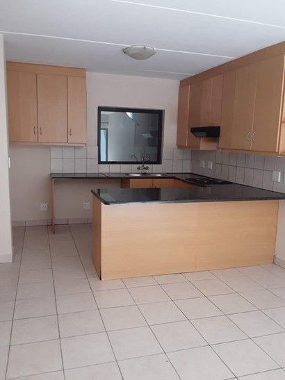 Townhouse to rent in Magaliessig, Sandton