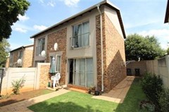 2 Bedroom Townhouse For Sale in North Riding, Randburg