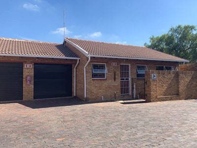 Townhouse to rent in Krugersdorp North, Krugersdorp
