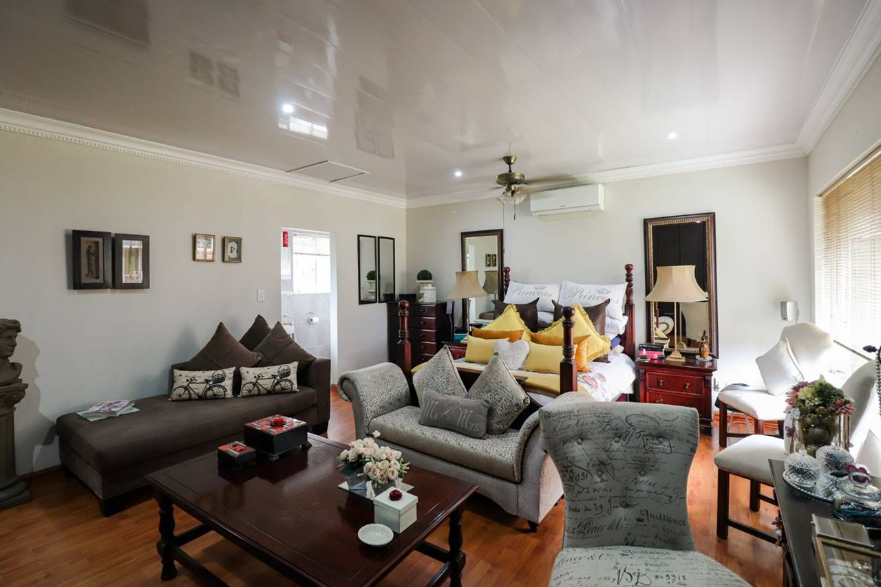 3 Bedroom House For Sale in Raceview Rosie Viljoen Real Estate