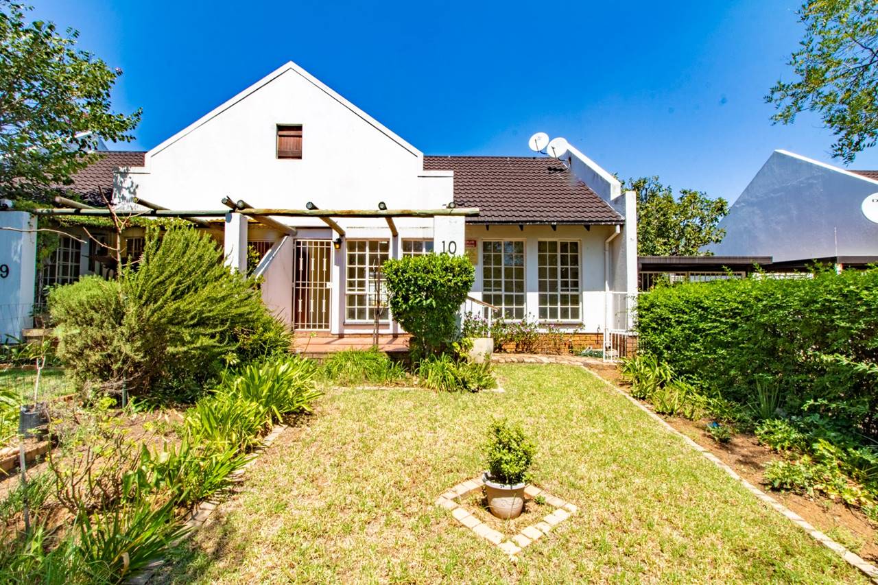 1 Bedroom Townhouse For Sale in Albertsdal Rosie Viljoen Real Estate