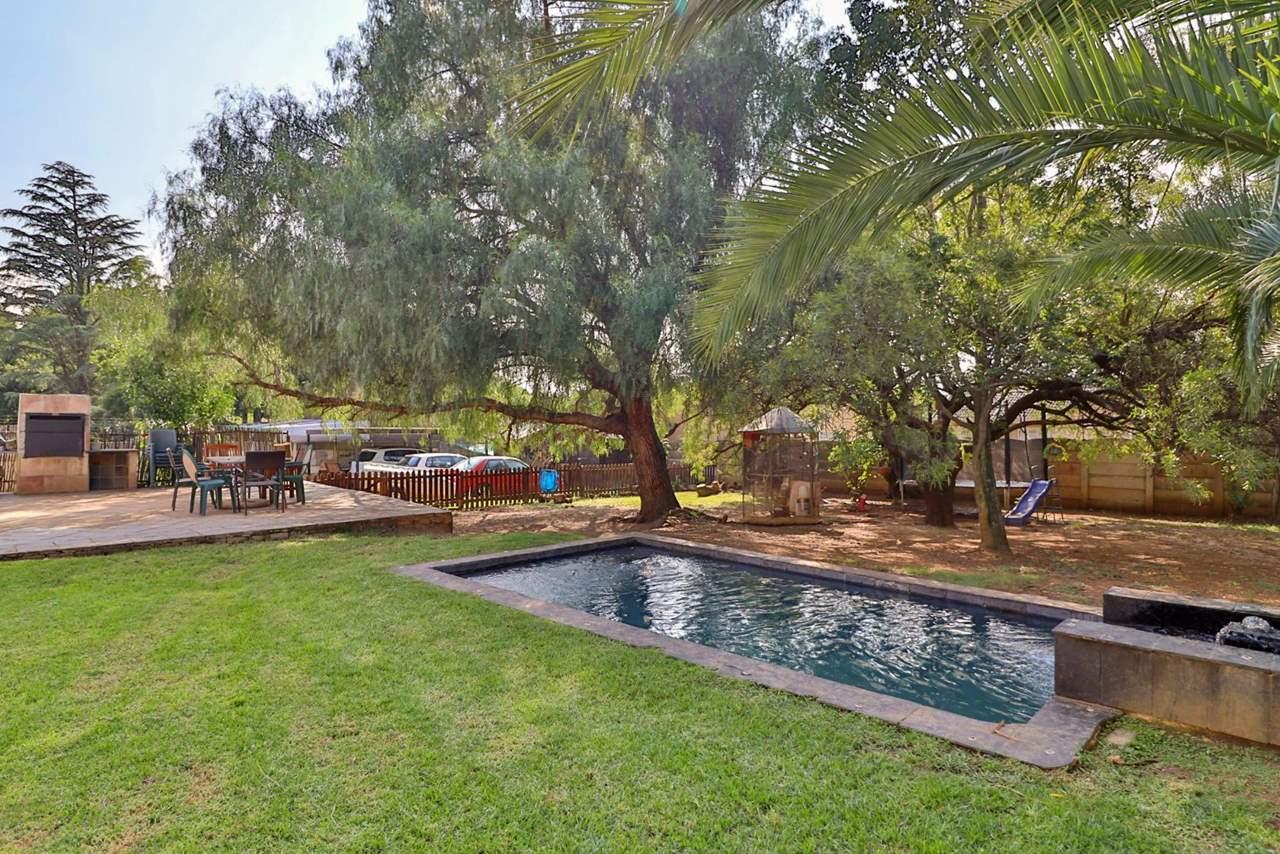 4 Bedroom House For Sale in Brackendowns Rosie Viljoen Real Estate