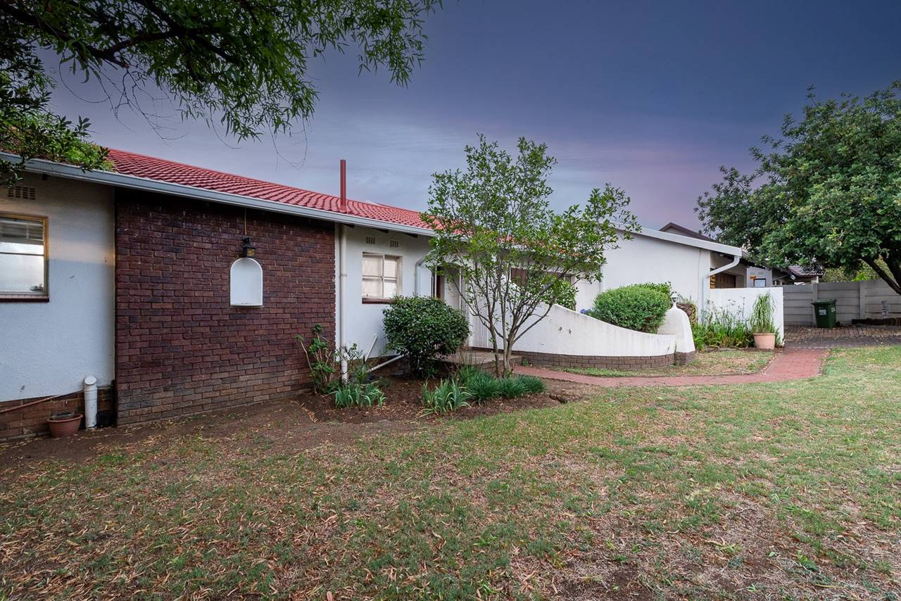 3 Bedroom House For Sale in Brackendowns Rosie Viljoen Real Estate