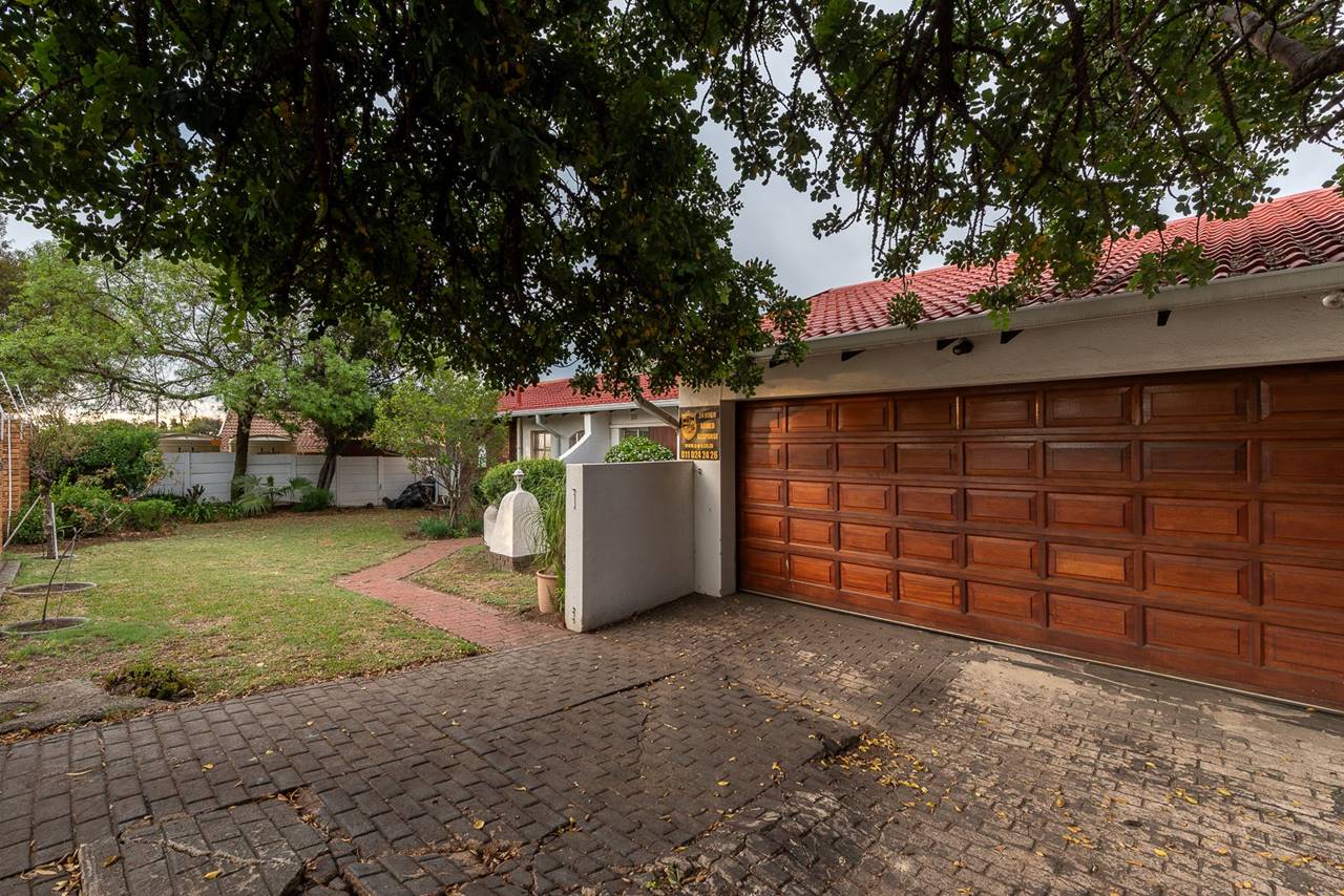 3 Bedroom House For Sale in Brackendowns Rosie Viljoen Real Estate