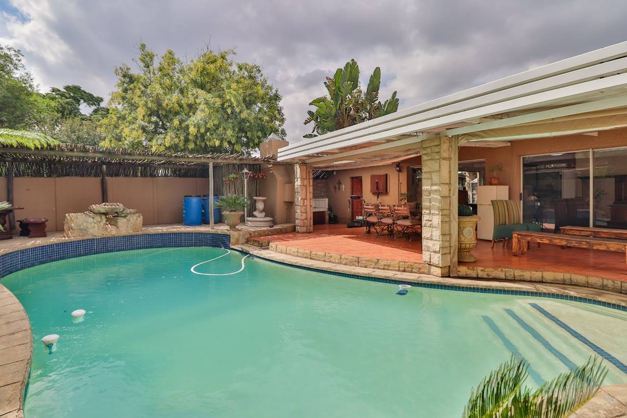 3 Bedroom House For Sale in Raceview Rosie Viljoen Real Estate