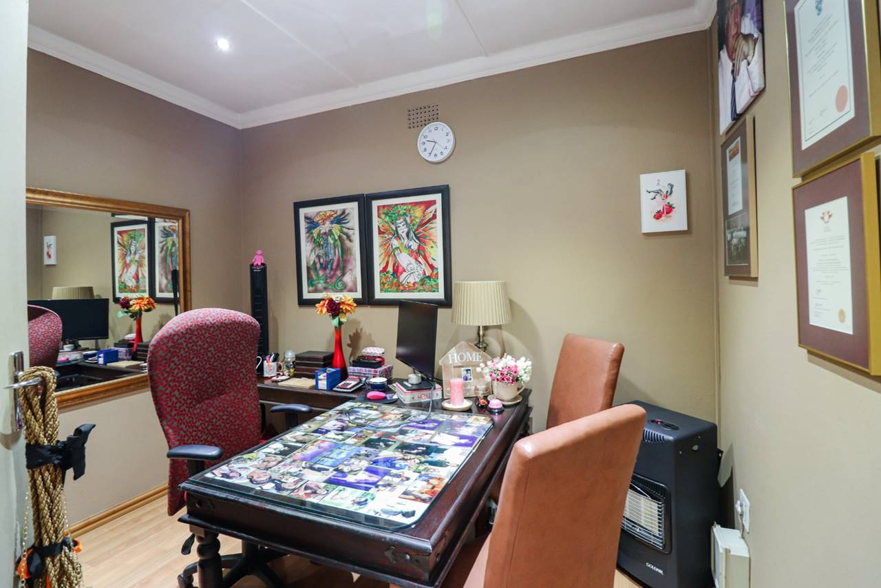 3 Bedroom House For Sale in Raceview Rosie Viljoen Real Estate