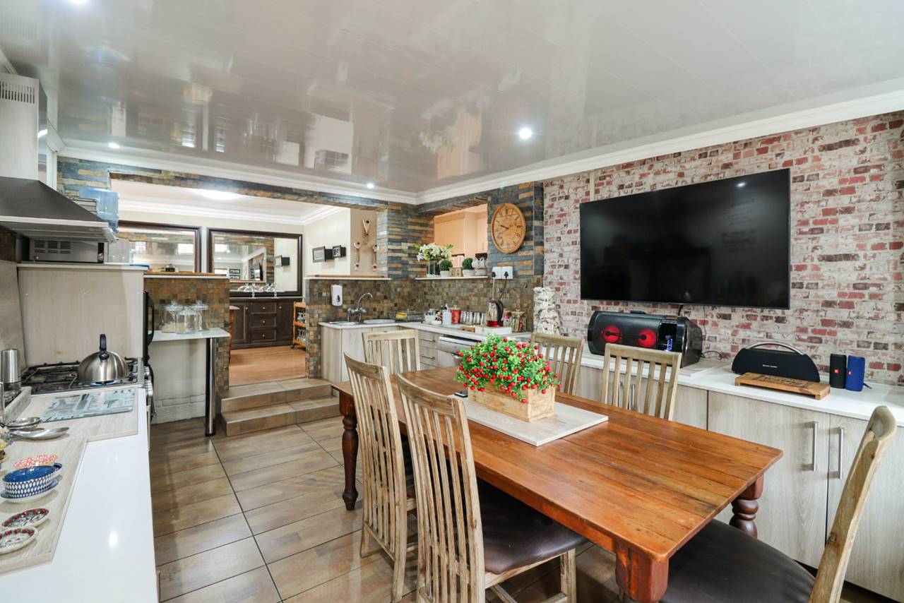 3 Bedroom House For Sale in Raceview Rosie Viljoen Real Estate