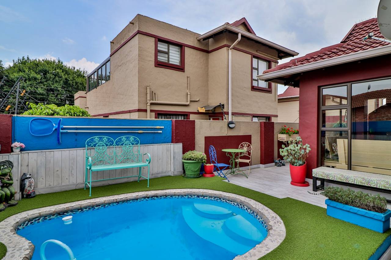 3 Bedroom Townhouse For Sale in New Market Park Rosie Viljoen Real Estate