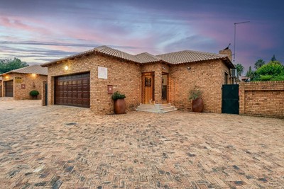 Cluster for sale in New Redruth, Alberton