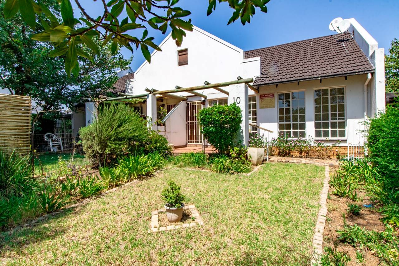 1 Bedroom Townhouse For Sale in Albertsdal Rosie Viljoen Real Estate