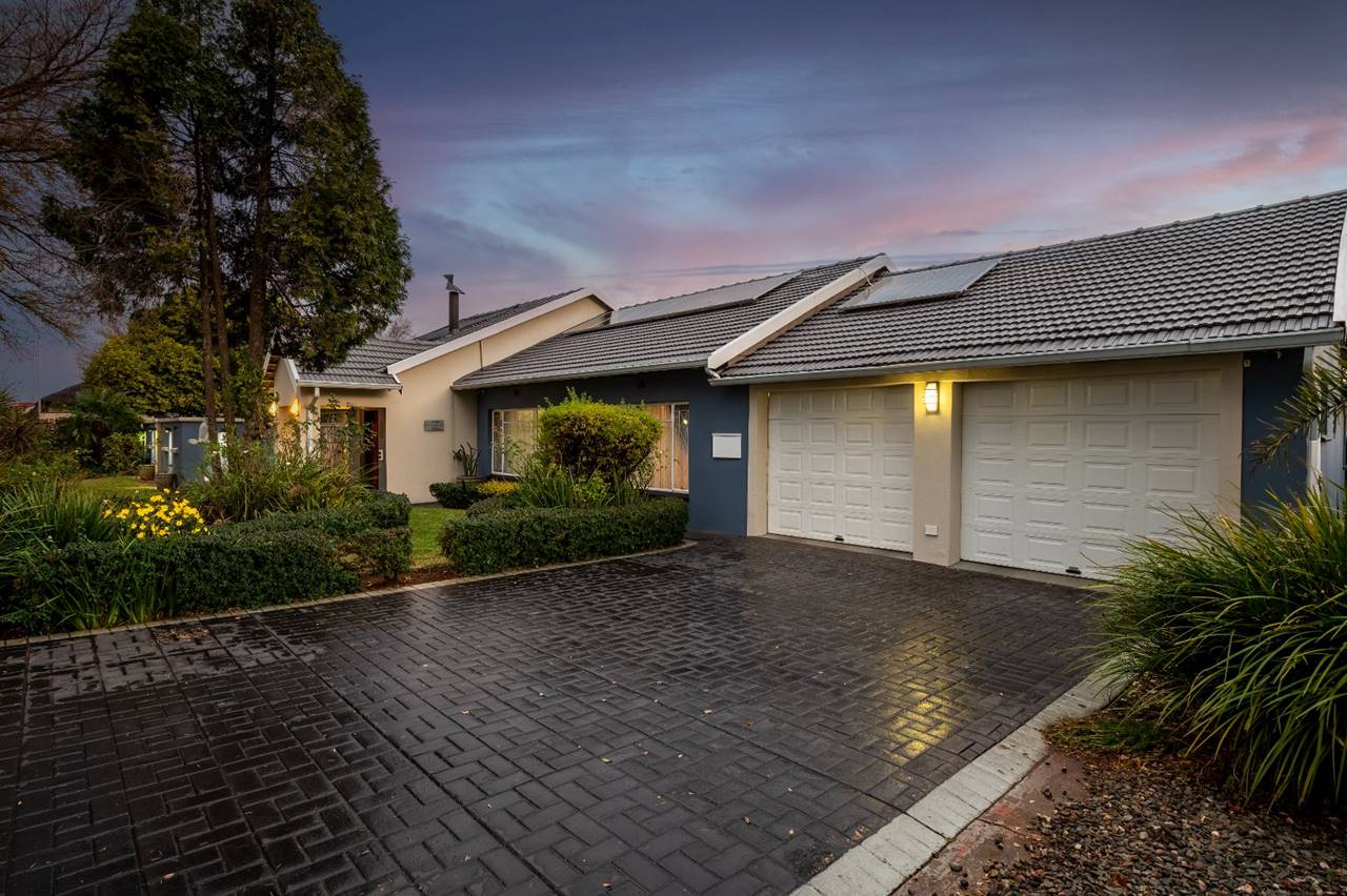 3 Bedroom House For Sale in Florentia Rosie Viljoen Real Estate