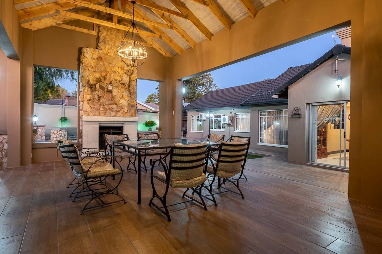 4 Bedroom House For Sale in Brackendowns Rosie Viljoen Real Estate