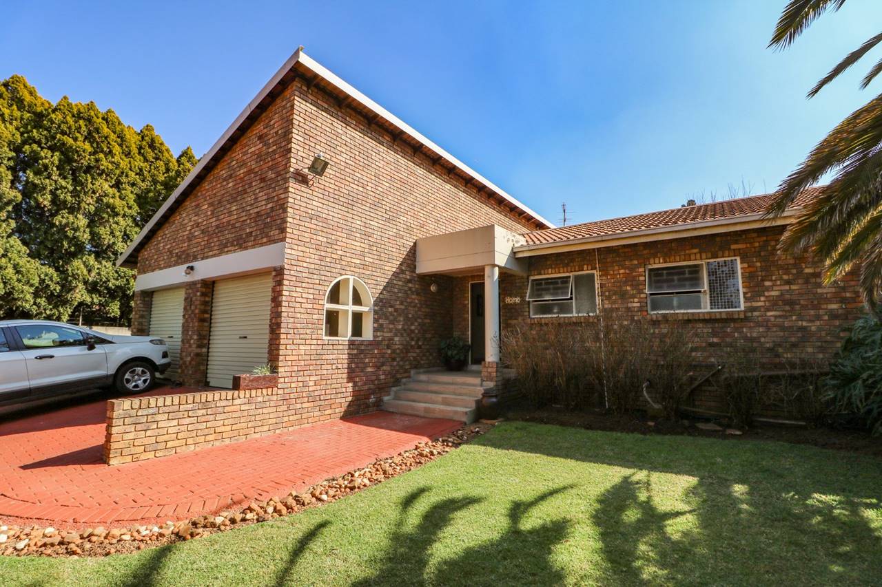 3 Bedroom House For Sale in Brackendowns Rosie Viljoen Real Estate