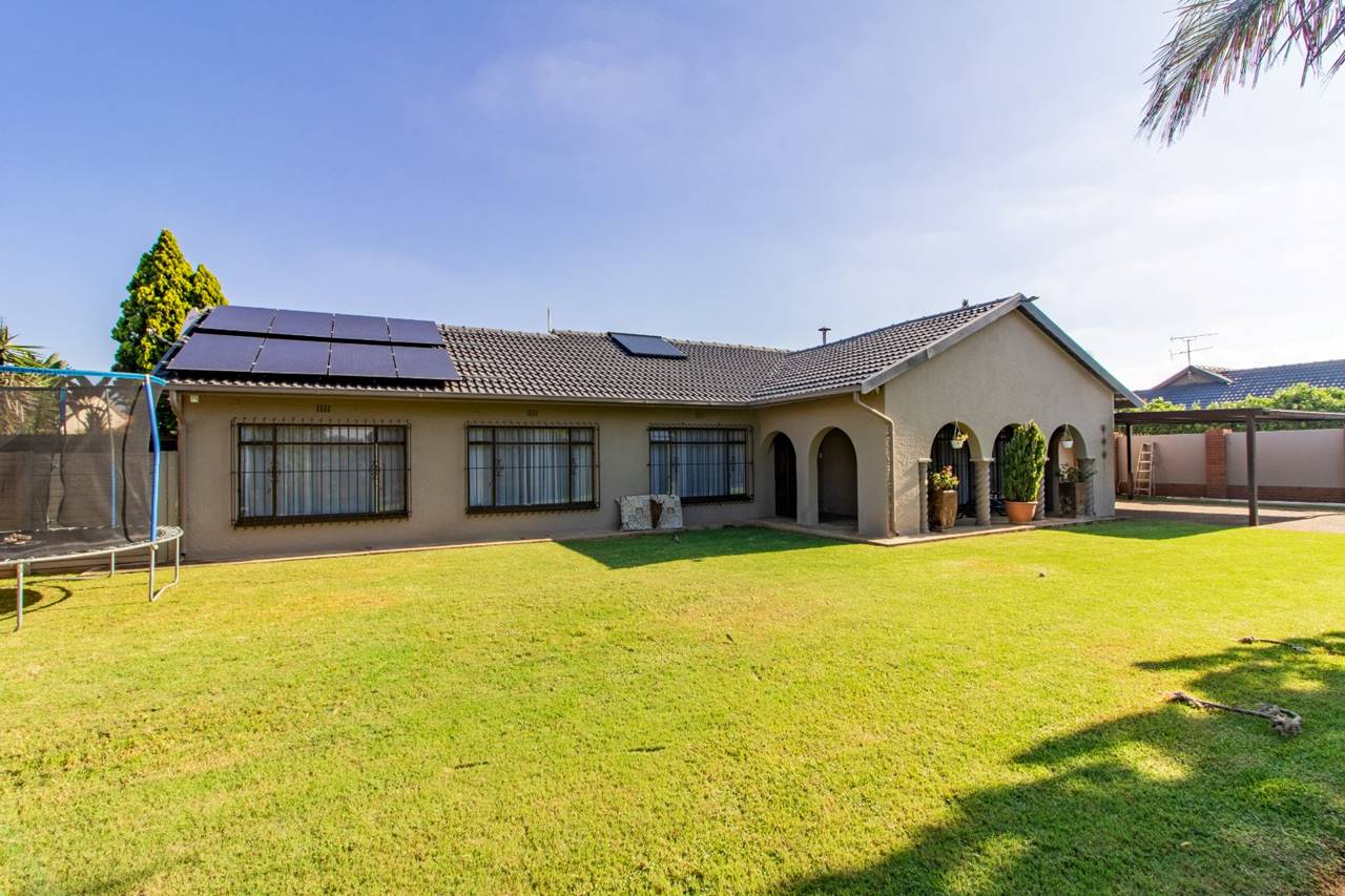 3 Bedroom House For Sale in Brackenhurst Rosie Viljoen Real Estate