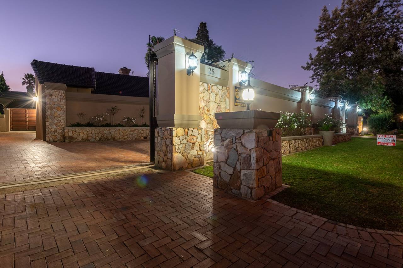 4 Bedroom House For Sale in Brackendowns Rosie Viljoen Real Estate