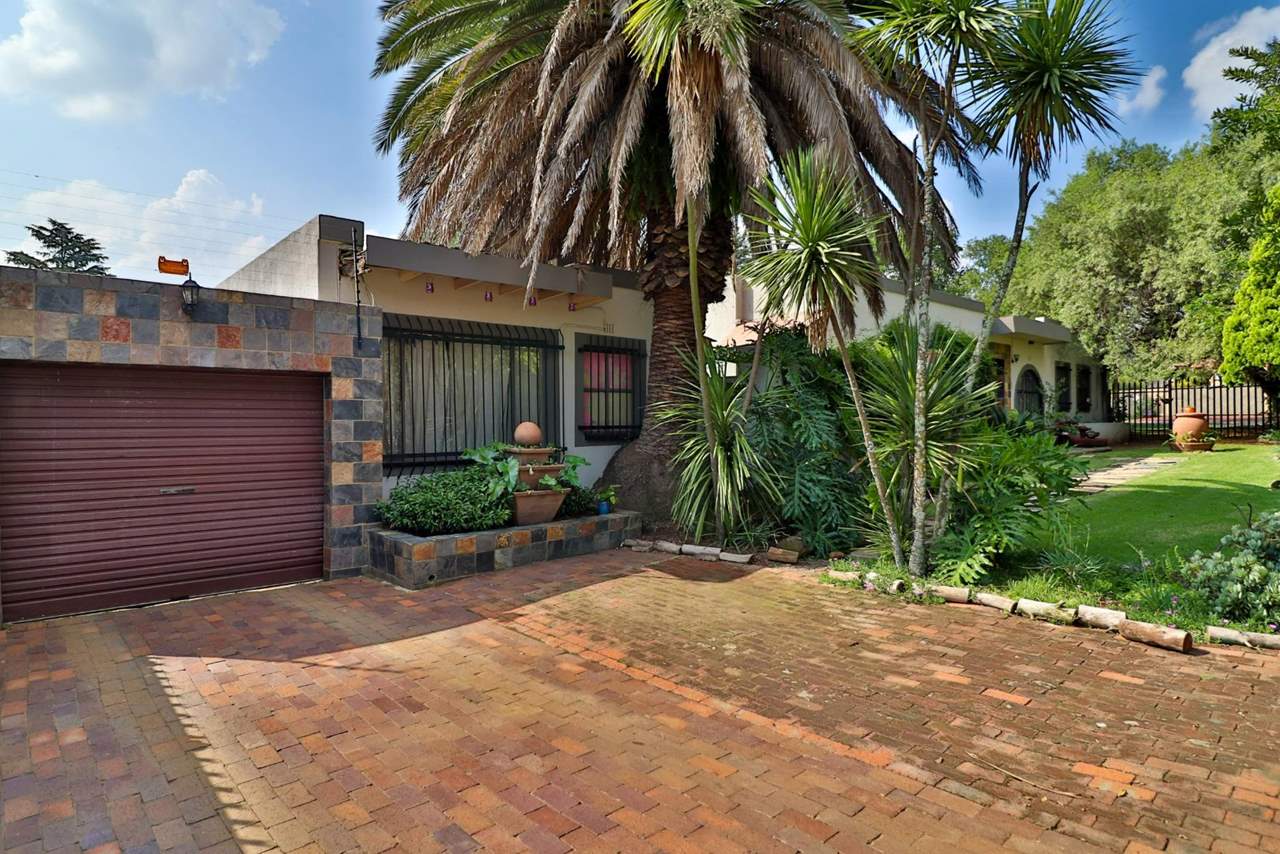 4 Bedroom House For Sale in Brackendowns Rosie Viljoen Real Estate