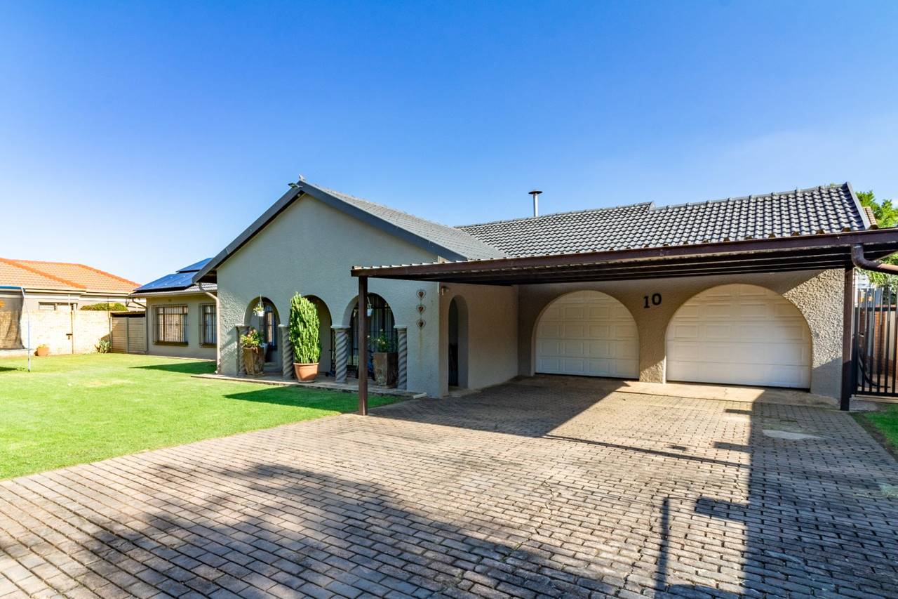 3 Bedroom House For Sale in Brackenhurst Rosie Viljoen Real Estate