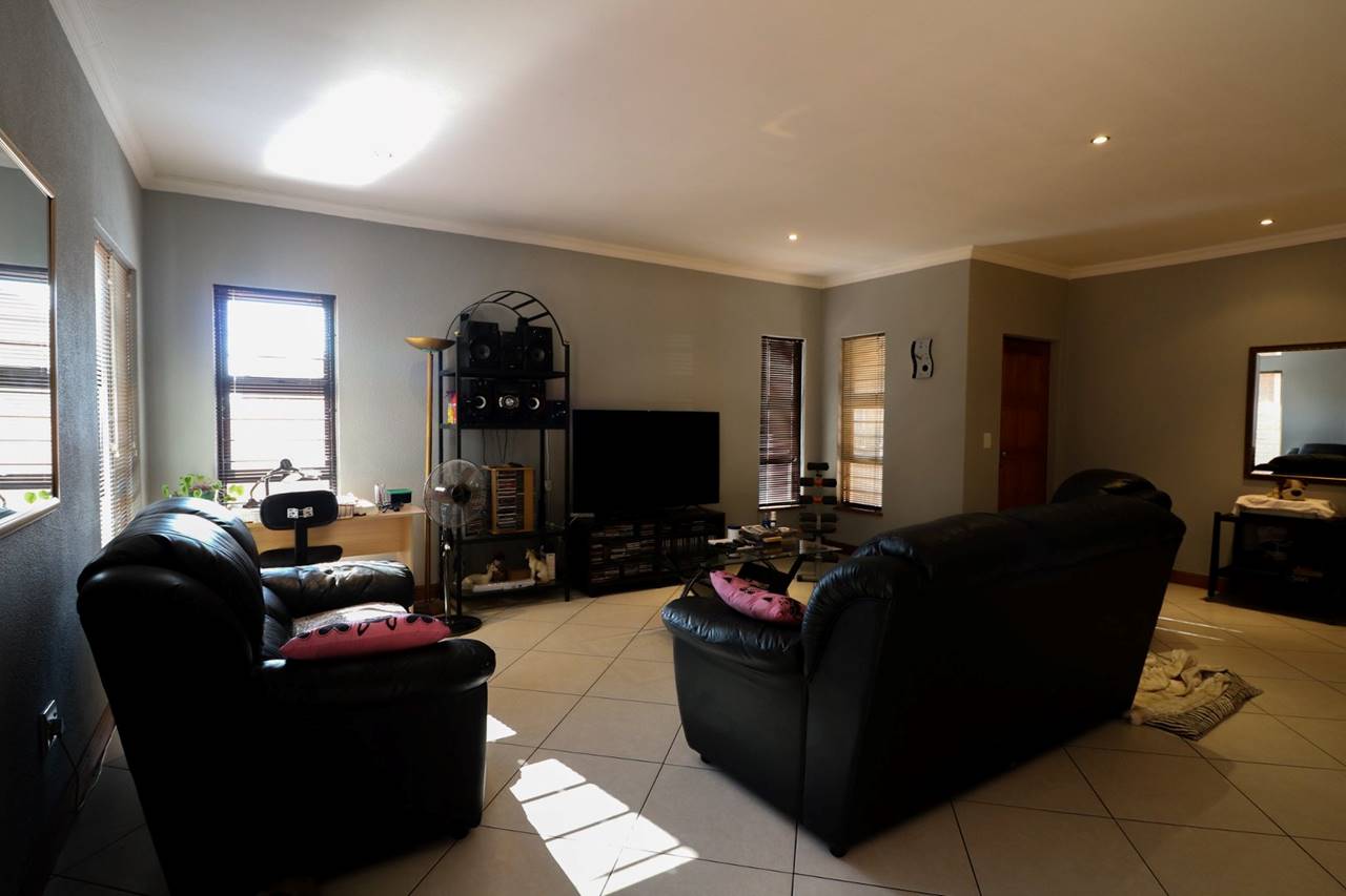 3 Bedroom House For Sale in New Market Park Rosie Viljoen Real Estate