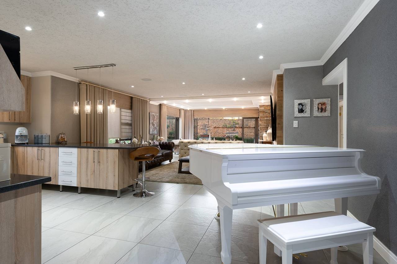 4 Bedroom House For Sale in New Redruth Rosie Viljoen Real Estate