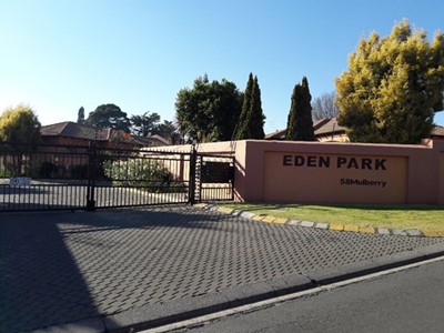 Townhouse to rent in Allen Grove, Kempton Park