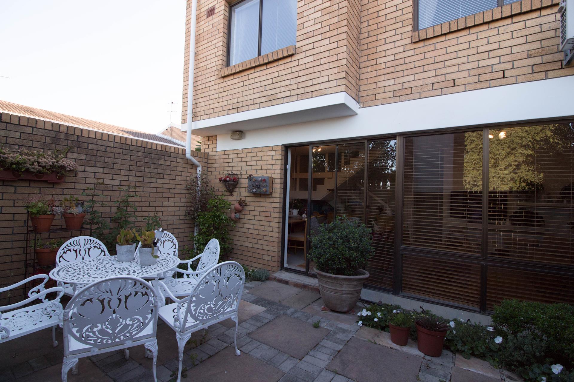 3 Bedroom Townhouse For Sale in Stellenberg Chenell Properties