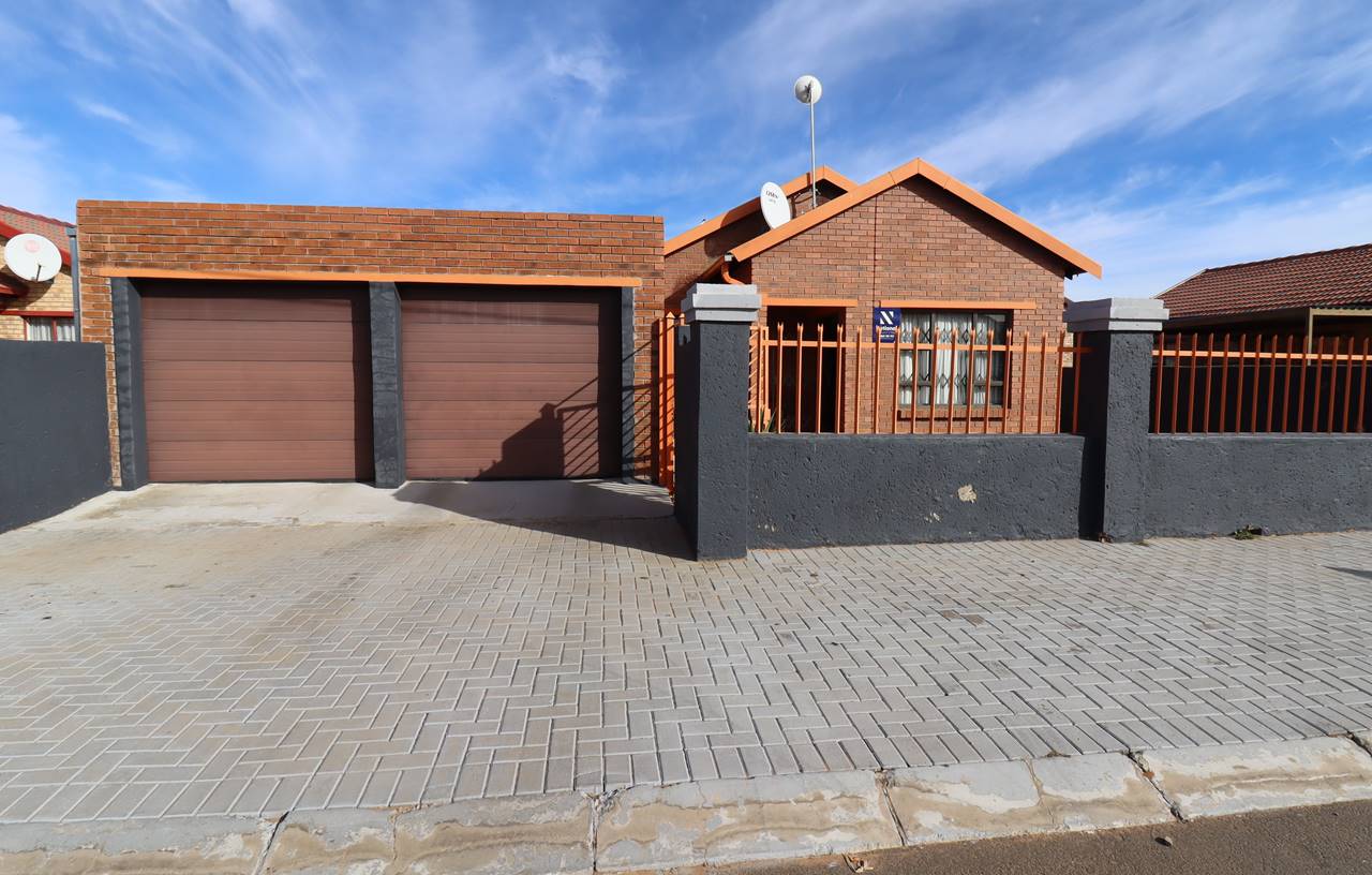 House For Sale in Mandela View