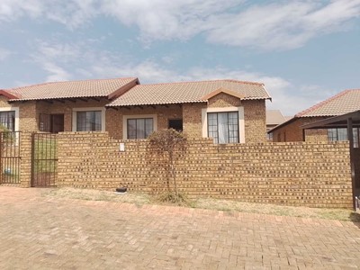 Cluster to rent in Honeydew, Roodepoort