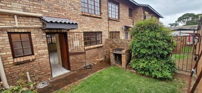 Townhouse to rent in Weltevredenpark, Roodepoort