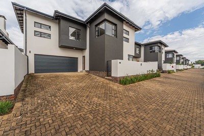 Townhouse to rent in Homes Haven, Krugersdorp