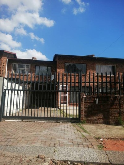 Townhouse to rent in Florida, Roodepoort