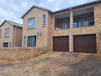 Townhouse to rent in Wilgeheuwel, Roodepoort