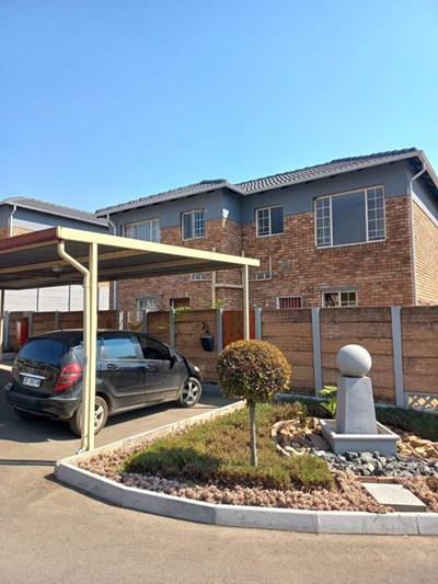 Townhouse to rent in North Riding, Randburg