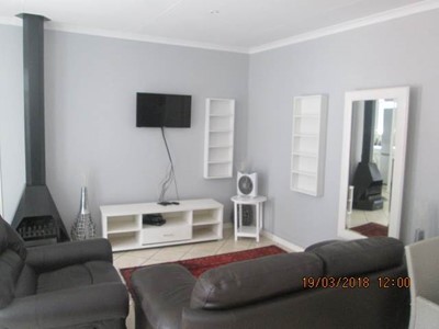 Bachelor Flat to rent in Sonneglans, Randburg