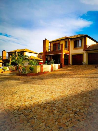 Townhouse to rent in Sundowner, Randburg