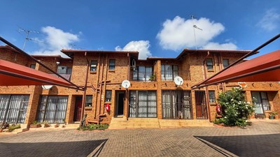 Townhouse for sale in Florentia, Alberton