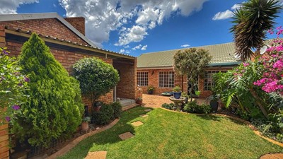 Townhouse for sale in Brackendowns, Alberton