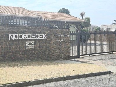 Townhouse to rent in South Crest, Alberton