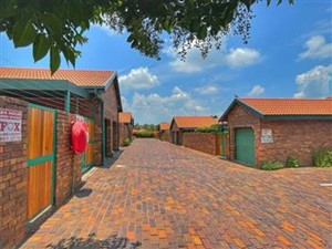 Townhouse for sale in Brackendowns, Alberton